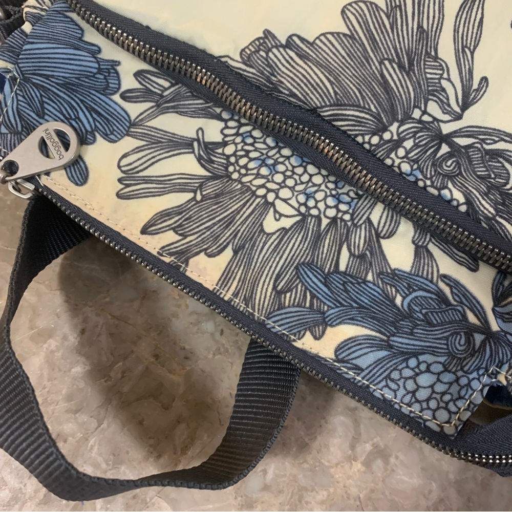 Baggallini Floral Crossbody Bag Turn Lock Purse Anywhere Everywhere Blue Cream! - Picture 13 of 16